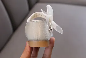 Détail de chaussure princesse blanc perle pour fille avec élégant nœud en organza blanc