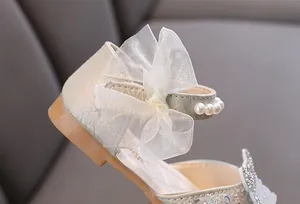 Détail rapproché de chaussure de princesse pour fille avec nœud en maille et perle