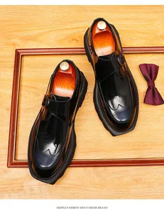 Gedetailleerde weergave van zwarte laklederen monk strap schoenen met dikke plateauzool
