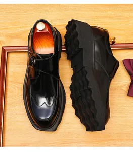 Detailweergave van herenplatformschoenen met Monk-gesp en golvende zwarte zool met glans.