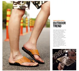 Dettaglio di infradito in pelle da uomo con borchie metalliche e design outdoor trend