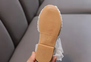 Détail de la semelle en caoutchouc antidérapante pour chaussures de princesse taille 26