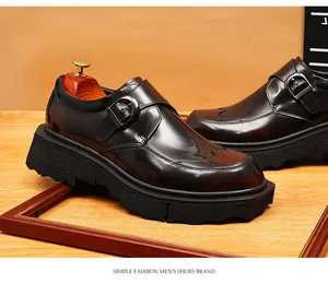 Detail van stijlvolle gepolijste zwarte lederen platform monk schoenen met een gesp