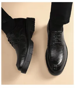 Detalle de vista superior de zapatos de cuero negros con plataforma de 10 cm para hombre