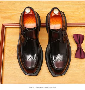 Bovenaanzicht van glanzende bruine heren monk schoenen met dikke zool en metalen gespen