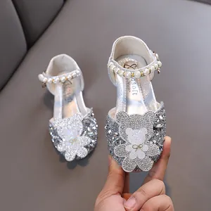 Zapatos de princesa plateados para niña con oso de diamantes de imitación y tira de perlas