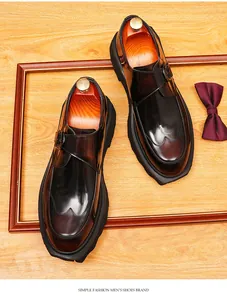 Detail van premium gepolijste donkerbruine monk strap schoenen met dikke zolen leder