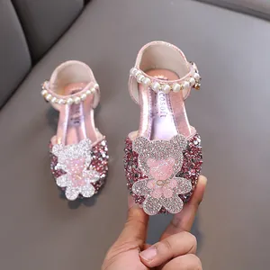 Zapatos de princesa rosa brillante para niñas con correa de perlas y oso