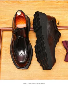 Bovenaanzicht en zijprofiel van glanzende bordeauxrode platform monkstrap herenschoen