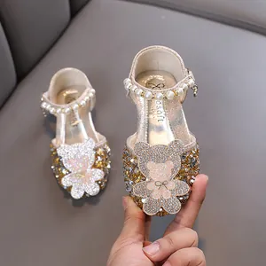 Zapatos de princesa niña dorado brillante con correa de perlas y oso