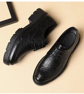 Vista superior de zapatos de vestir elevados para hombre en cuero negro con suelas gruesas