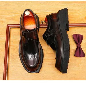 Detailweergave van hoogwaardige bordeauxrode leren Monk-strapschoenen met platformzool