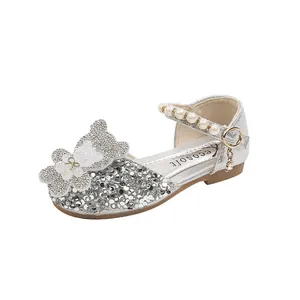 Elegantes zapatos de princesa plateados para niña con oso de strass y correa de perlas