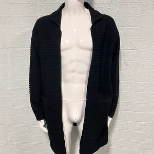 Cardigan da uomo in maglia nera su manichino con dettaglio tasche e trama del tessuto