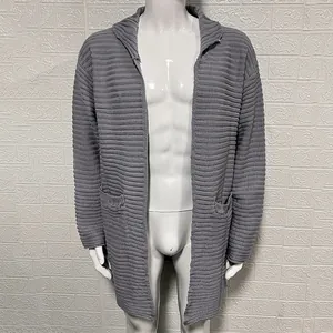 Vista frontale dettagliata di un cardigan in maglia grigia da uomo con cappuccio su manichino