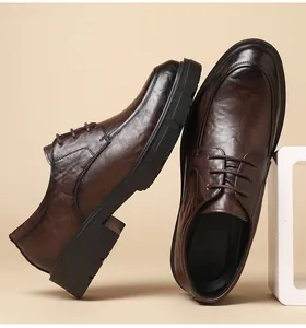 Vista detallada de zapatos elevadores marrones para hombre con suela de 10 cm de grosor