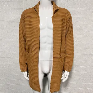 Dettaglio del cardigan in maglia a coste da uomo con tasche laterali e collo alto