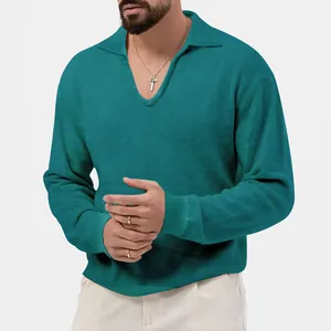Détail d'un polo à manches longues en maille gaufrée bleu sarcelle pour hommes avec col en V
