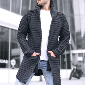 Dettaglio che mostra la trama a coste spesse per questo cardigan grigio scuro uomo