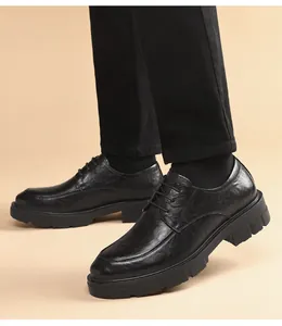 Vista detallada de zapatos de vestir de cuero negro con plataforma para hombre y suela dentada.