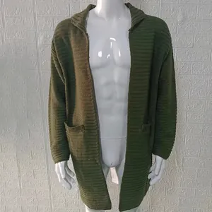 Dettaglio di un cardigan da uomo in maglia verde oliva con trama a coste e tasche