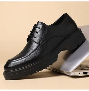 Vista detallada de la suela gruesa en zapatos elevadores de cuero negro para hombre.