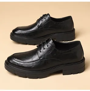 Vista lateral de zapatos de vestir negros con suela de plataforma para hombres.