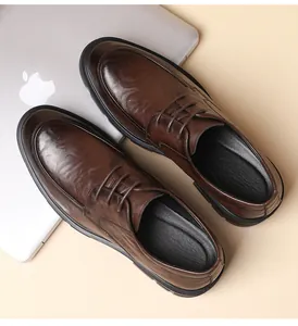 Zapatos de vestir marrones para hombre con alza invisible de 10 cm, vista de detalle