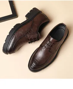 Vista detallada de zapatos elevadores de cuero marrón para hombre con suelas negras.