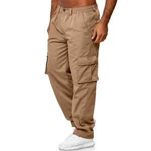 Vue détaillée d'un pantalon cargo kaki pour homme avec grandes poches latérales.