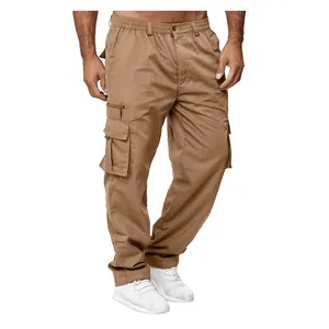 Détail du pantalon cargo marron pour hommes avec plusieurs poches et coupe droite