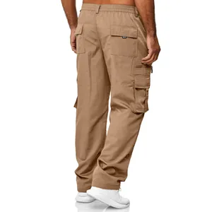 Vue détaillée de l'arrière d'un pantalon cargo homme kaki avec poches latérales pratiques.