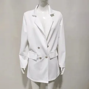 Vue de face d'un blazer blanc mi-long à revers avec détails à double boutonnage