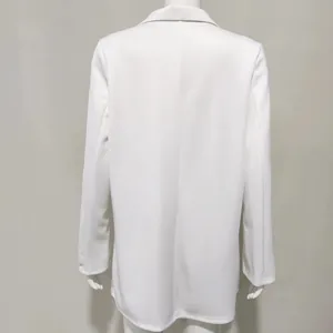 Vue arrière d'une veste de costume blanche mi-longue professionnelle pour femmes