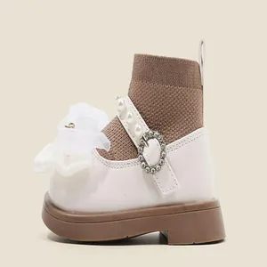 Elegantes zapatos tipo calcetín blancos para niña con correa de perlas y hebilla de strass