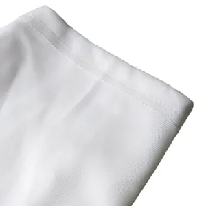 Détail en gros plan de la texture du tissu blanc et des coutures de la veste blazer femme