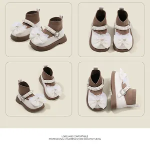 Vista detallada de zapatos calcetín beige de princesa para niña con perlas y lazos de tul