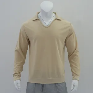 Détail d'un polo à manches longues en maille gaufrée beige pour homme avec col en V.