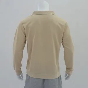 Vue arrière détaillée d'un polo à manches longues en maille gaufrée beige pour homme.