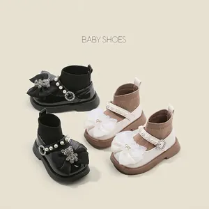 Elegantes zapatos tipo calcetín para bebé niña estilo princesa con perlas.