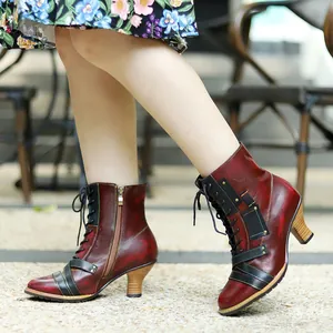 Handgefertigte Vintage-Lederstiefeletten für Damen mit rotem Finish und Schnürdesign