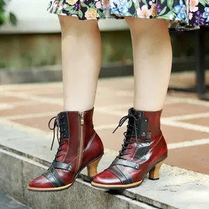 Nahaufnahme von Vintage-Lederstiefeletten mit handgeriebenem Finish und Holzabsatz