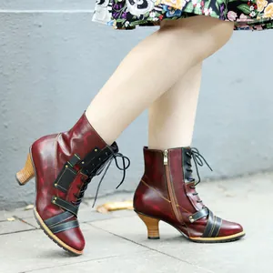 Seitenansicht eleganter roter handgefertigter Lederstiefeletten mit Zierriemen für Damen