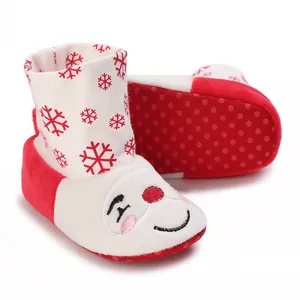 Detalle de pantuflas de muñeco de nieve para bebé con suelas antideslizantes y copos