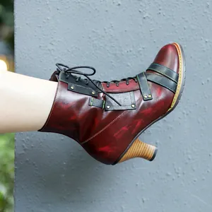 Detaillierte Nahaufnahme einer Vintage-Echtleder-Stiefelette mit Schnürung und Holzabsatz