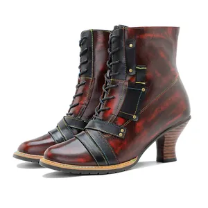 Detailansicht handgefertigter Lederstiefel mit Regenbogen-Nähten und Handfinish.