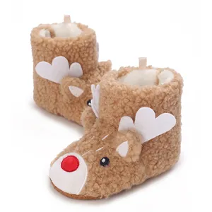 Primer plano de botines de bebé de reno marrón con un forro polar cálido y muy suave