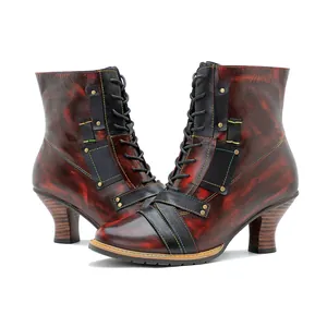 Handgefertigte Damen-Stiefeletten aus Leder im Vintage-Look mit feinen farbigen Nähten.