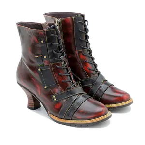Detailansicht handgefertigter Lederstiefeletten für Damen mit bunten Nähten.