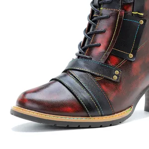 Detailaufnahme handgefertigter Damen-Stiefeletten aus Leder mit bunten Nähten und Nieten